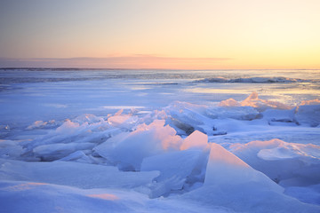 Fototapeta na wymiar dawn at the frozen lake shore / the fabulous color of the wild