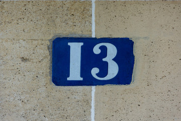 Num&eacute;ro 13, plaque de num&eacute;rotation d'immeuble, style fran&ccedil;ais, Paris, France