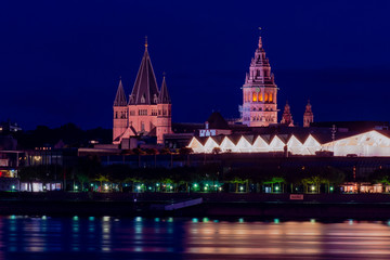 Fototapeta na wymiar blue hour cityscape of Mainz city with the St. Martins Dom, the landmark of Mainz