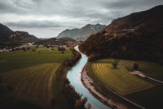 Tiroler Ache bei Marquartstein in der D&auml;mmerung in den bayerischen Alpen 