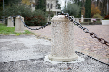 Fototapeta premium Paracarro con catena in ferro