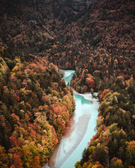 Liftbild / Drohnenaufnahme der Trioler Ache im Herbst in den bayerischen Alpen