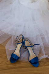 jupon et chaussures bleues de mariée