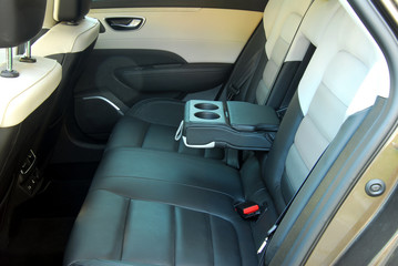armrest on rear seats with can holders
