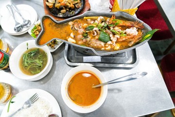 Cuisine et gastronomie au Myanmar asiatique poisson fruits de mer