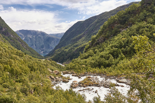 Gletscher Buarbreen mit Wasserlauf in Norwegen