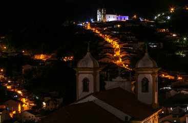 Torres da Igreja de Nossa Senhora da Conceição, em primeiro plano, e Igreja de Santa Ifigênia e...