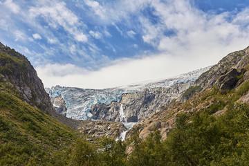 Gletscher Buarbreen mit Wasserlauf in Norwegen
