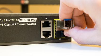 Światłowód. Switch. Instalacja światłowodowa. 