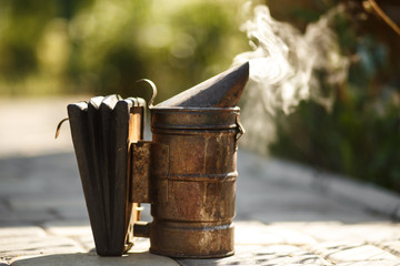 Technology of fumigation of bees. Intoxicating smoke for safe honey production