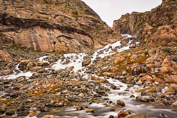 schneller Wasserfall am Gletscher Buarbreen