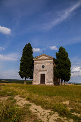 Obraz premium Church with trees in middle of country 