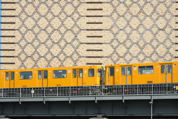 Oberbaumbrücke U-Bahn abstract