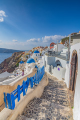 Obraz premium Caratteristica stradina in pietra nel villaggio di Oia, isola di Santorini GR 
