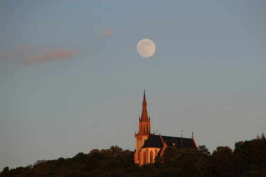 Vollmond &uuml;ber der Rochuskapelle in Bingen am Rhein
