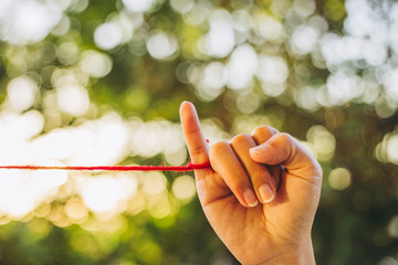 赤い糸結ばれた人の手