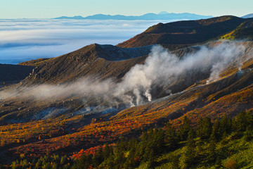 秋の渋峠から草津白根山を望む