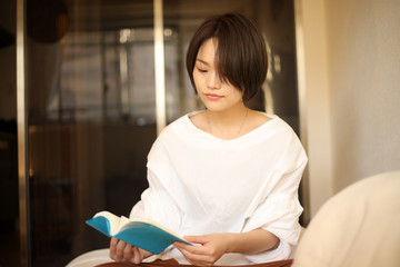 読書する女性