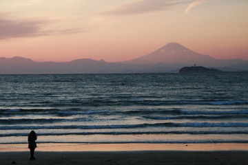 逗子海岸から見た　夕陽に霞む江の島と富士山と箱根遠景