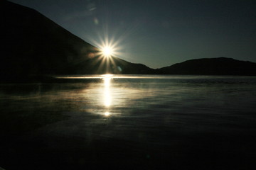 日光中禅寺湖の朝　朝靄が漂う風景