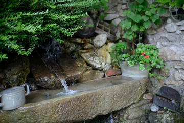 fließender erfrischender Wasser Lauf in ein Stein Waschbecken an der Entenlochklam im Bayernurlaub