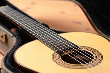 Close-Up Nahaufnahme einer Weihnachts-Akustik-Gitarre aus Spanien auf Holzfussboden