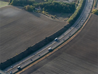 photo aérienne d'une voie rapide à Neauphle-le-Vieux dans les Yvelines en France