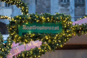 Fototapeta na wymiar Rostbratwurst auf dem Weihnachtsmarkt
