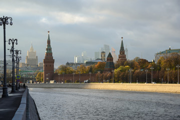 Fototapeta premium Moscow, Russia - October 28, 2018. View of the Kremlin from the Sofia embankment. In the background the building of the foreign Ministry of the Russian Federation