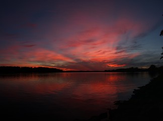 Fototapeta na wymiar beautiful sunset above the pond