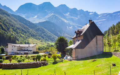 Fototapeta na wymiar Village de Gavarnie, Pyrénées, France 
