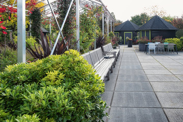 Obraz premium Two hexagonal gazebo's inext to a gigantic metal arbor