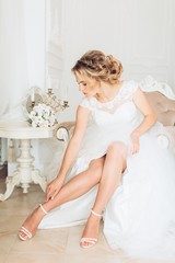Obraz na płótnie Canvas Beautiful blonde bride with stylish make-up 