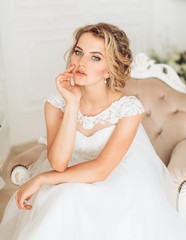 Naklejka premium Beautiful blonde bride with stylish make-up 