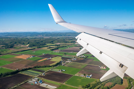 北海道 美幌町 田園風景 女満別空港行きの飛行機