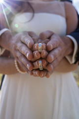 Liebende Hände mit Ringen