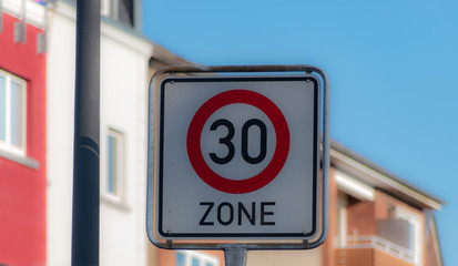 nicht schneller als 30km/h