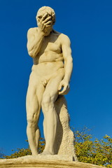 Fototapeta na wymiar CAIN VENANT DE TUER SON FRERE. Statue jardin des tuileries Paris France