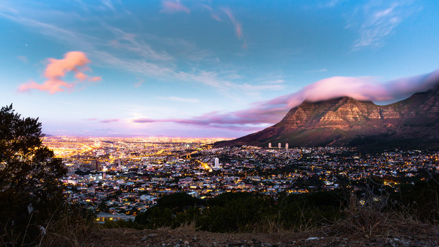 Sch&ouml;ner Sonnenuntergang &uuml;ber Kapstadt mit spektakul&auml;rem Himmel und Wolken &uuml;ber dem Tafelberg, S&uuml;dafrika
