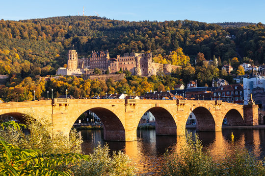 Heidelberger Schloss und die alte Brücke bei Abenddämmerung