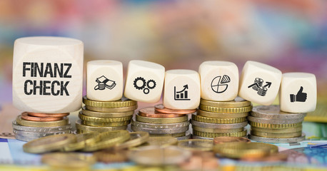 Finanz-Check auf Münzenstapel