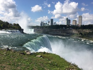 Niagara Falls looking to Canada