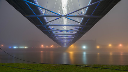 Oświetlony most w nocy we mble