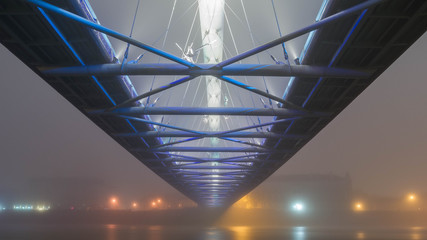 Oświetlony most w nocy we mble - obrazy, fototapety, plakaty