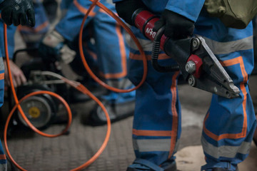 Obraz premium Firefighters work on an extrication using a hydraulic rescue tool