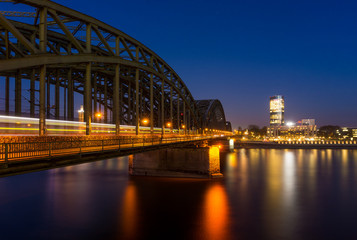 Blick auf die Hohenzollernbrücke, den Köln Triangle, das Hyatt Hotel und den Rhein bei Nacht in Köln.