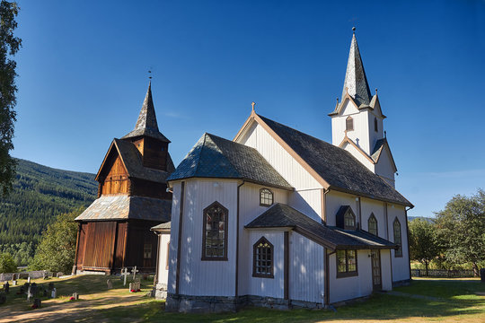 neue Kirche und alte Stabskirche in Torp in Norwegen