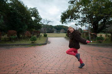Fototapeta premium 公園で遊ぶ女の子