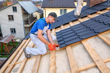 the roof master cuts the plate © Volodymyr Shevchuk