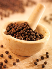 BLACK PEPPERCORNS IN PESTLE AND MORTAR